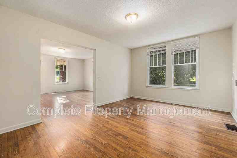 104 Henley St - Photo 4 of 10