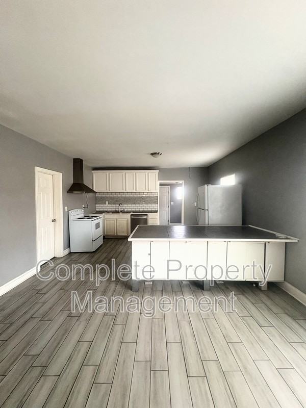 1402 Avenue E - Photo 3 of 10