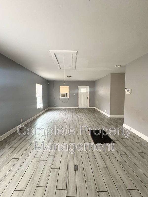 1402 Avenue E - Photo 4 of 10