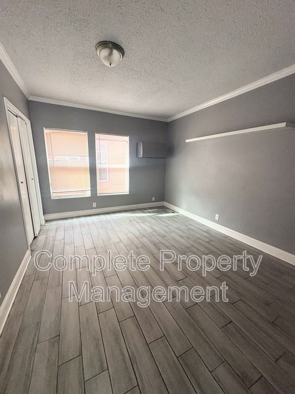 1402 Avenue E - Photo 5 of 10