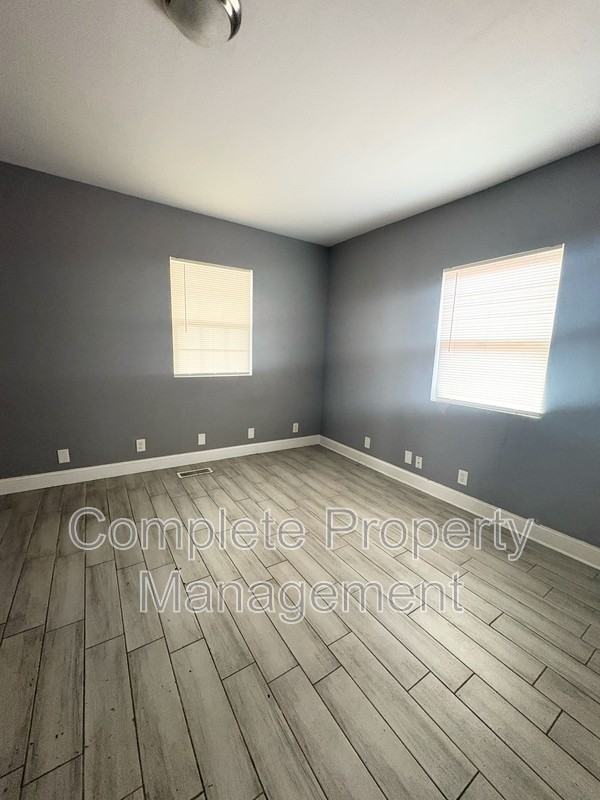 1402 Avenue E - Photo 6 of 10