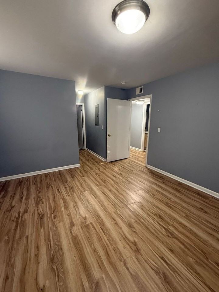 1208 Bush River Rd - Photo 5 of 8