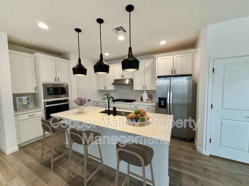 2034 W Lariat Ln - Photo 2 of 23