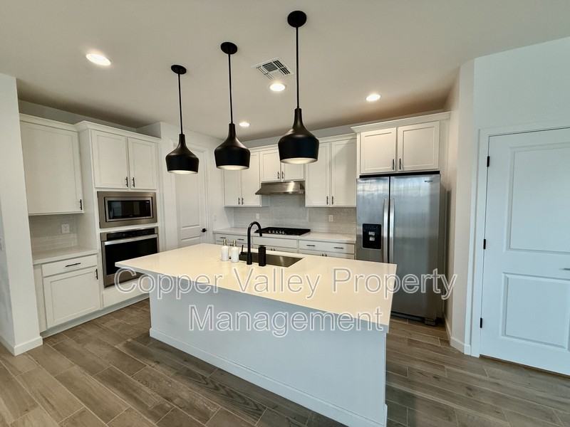 2034 W Lariat Ln - Photo 3 of 23