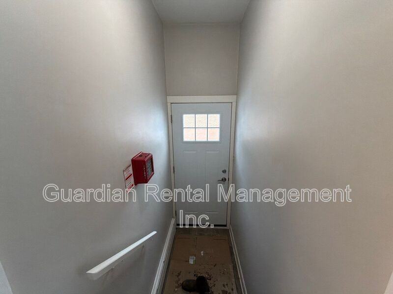 Walsh St E - Photo 2 of 16