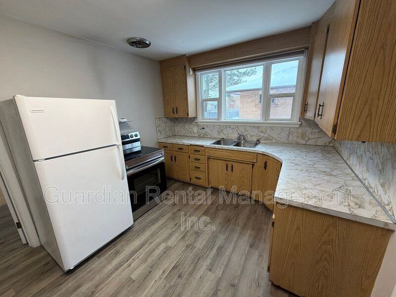 Walsh St E - Photo 4 of 16