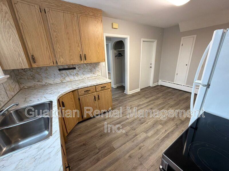 Walsh St E - Photo 5 of 16