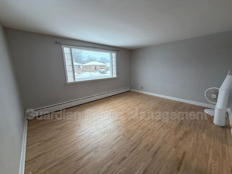 Walsh St E - Photo 7 of 16