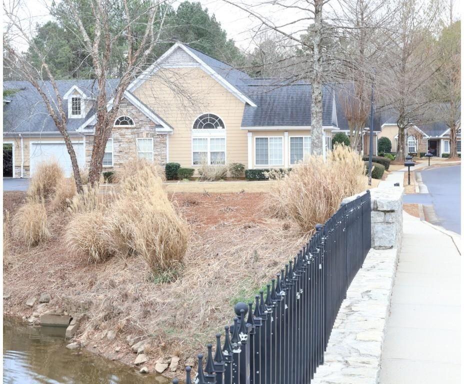 3204 Village Ln - Photo 3 of 26