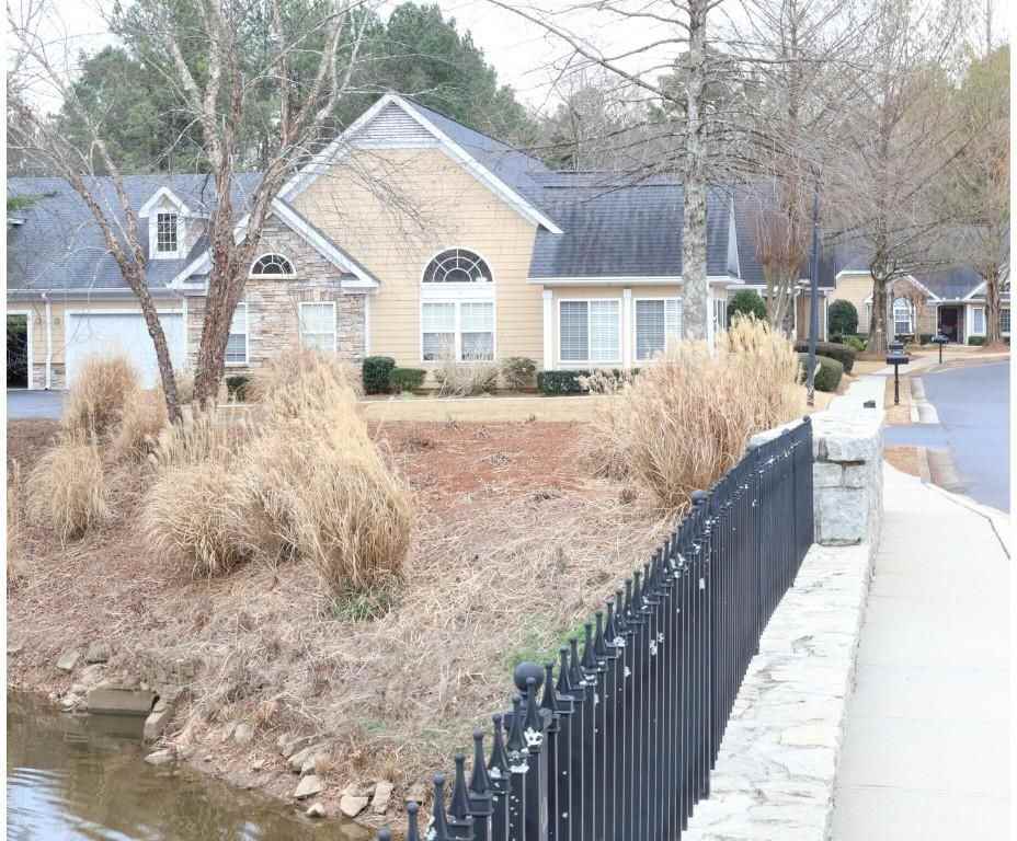 3204 Village Ln - Photo 4 of 26