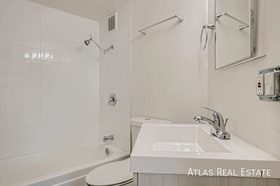 Julian Square - Photo 6 of 14