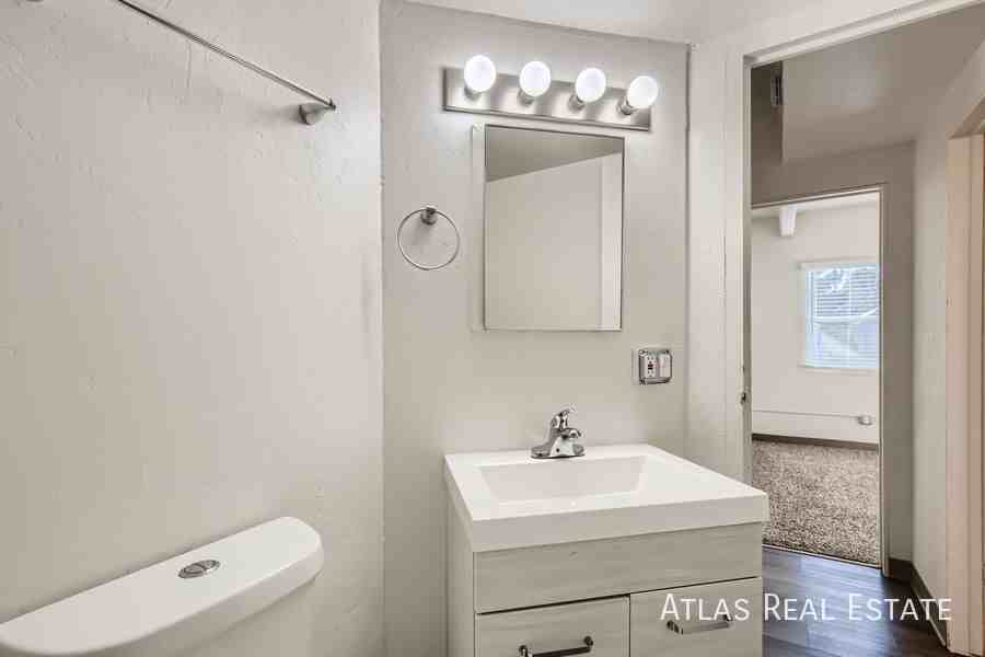 Julian Square - Photo 7 of 14