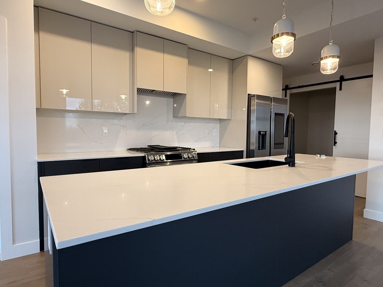 15353 17 Avenue - Photo 4 of 22