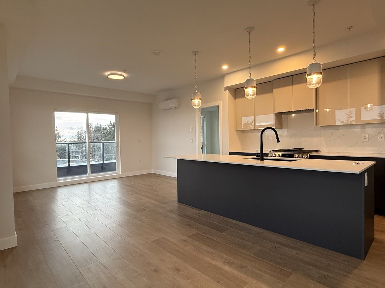 15353 17 Avenue - Photo 2 of 22