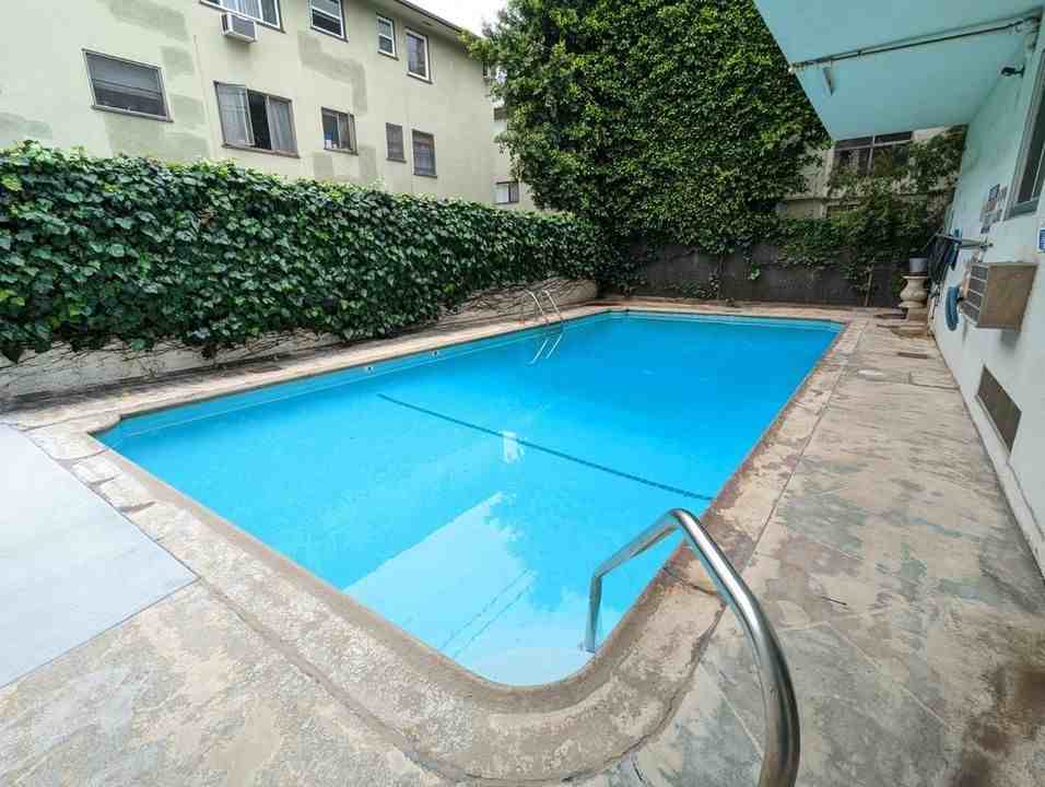 1236 N Sweetzer Ave - Photo 4 of 48