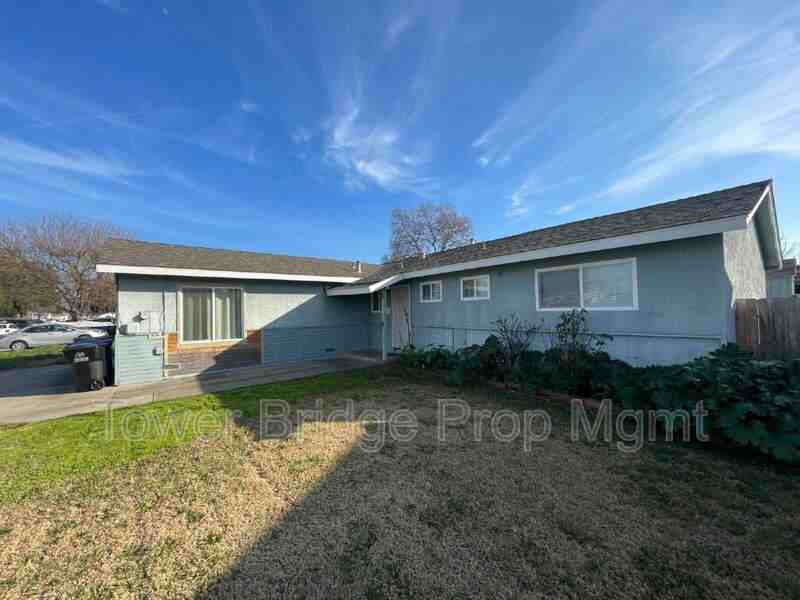 8724 Halverson Dr - Photo 3 of 44