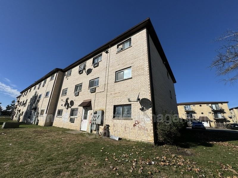 2407 Randall Ln - Photo 3 of 12