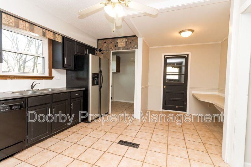 910 Wesley Dr - Photo 5 of 20