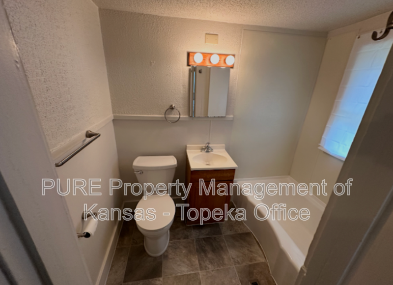 2627 Se Illinois Ave - Photo 5 of 11