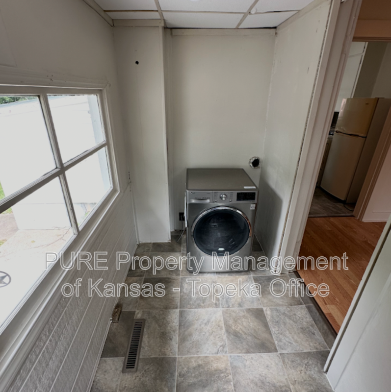 2627 Se Illinois Ave - Photo 7 of 11