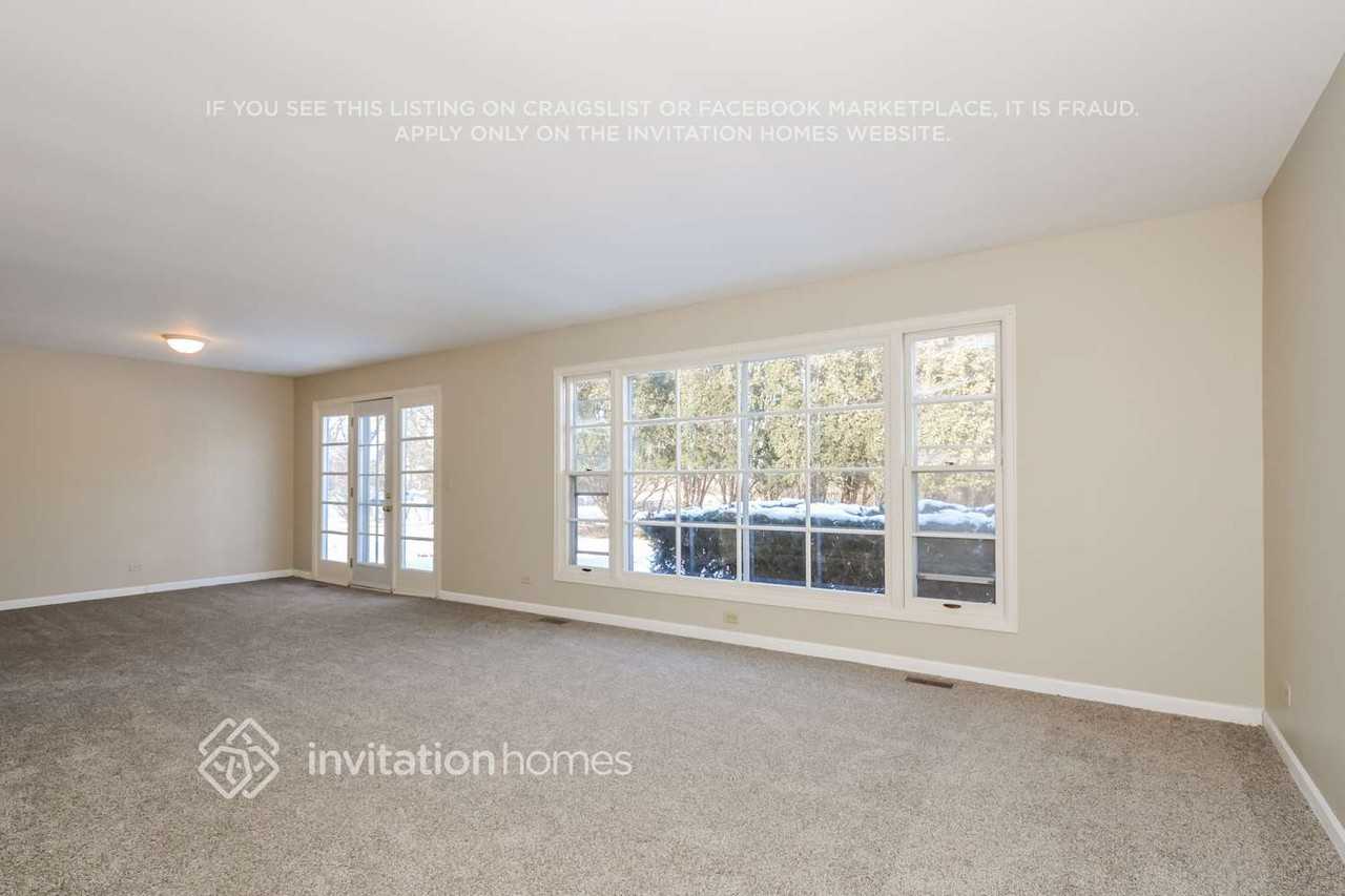 828 Winmoor Dr - Photo 3 of 17