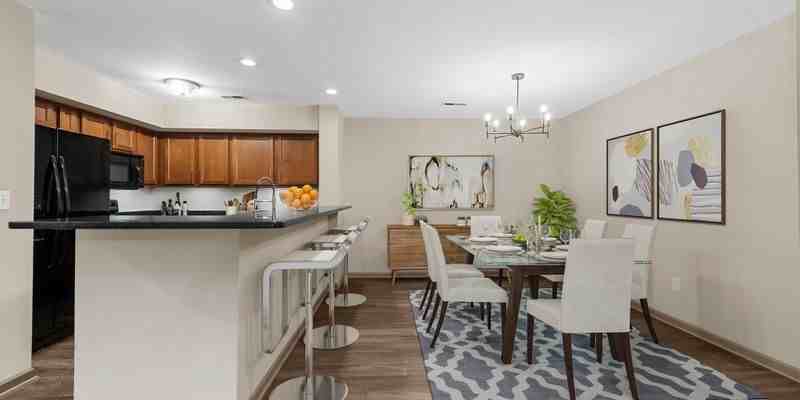 1070 University Dr #5