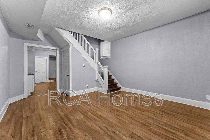 1535 Draper St - Photo 3 of 10