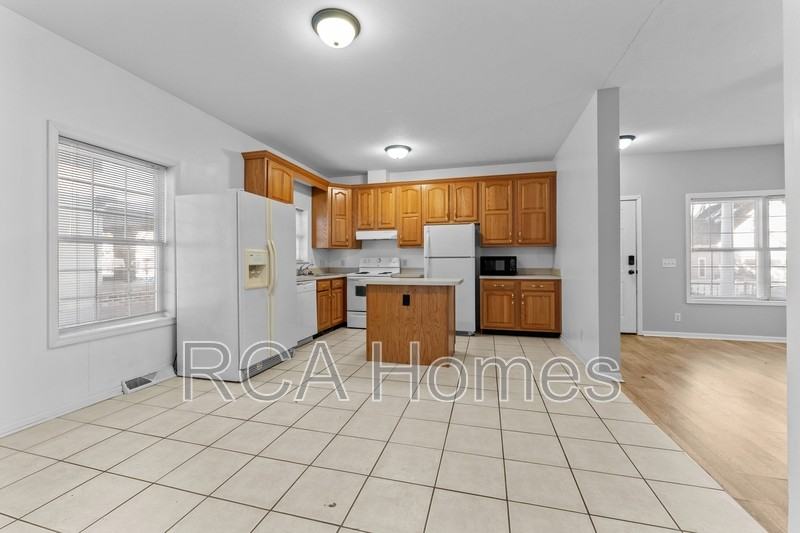 246 N Belleview Pl - Photo 2 of 15