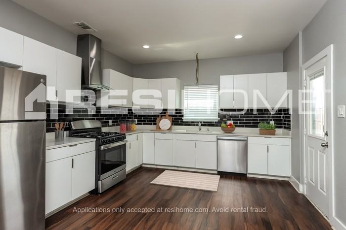 2712 Camel Ct - Photo 2 of 17