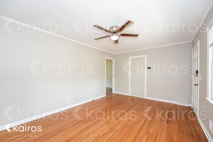 313 Shoreditch Dr - Photo 2 of 14