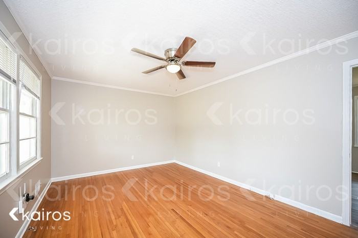 313 Shoreditch Dr - Photo 4 of 14