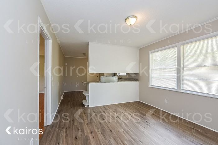 313 Shoreditch Dr - Photo 5 of 14