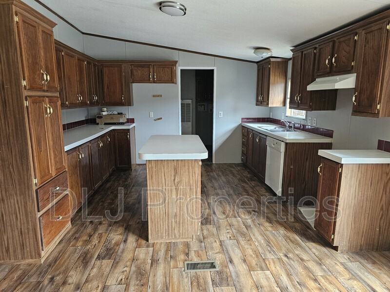 946 Harbin Rd - Photo 5 of 17