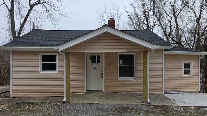 635 E Pine St - Photo 2 of 10