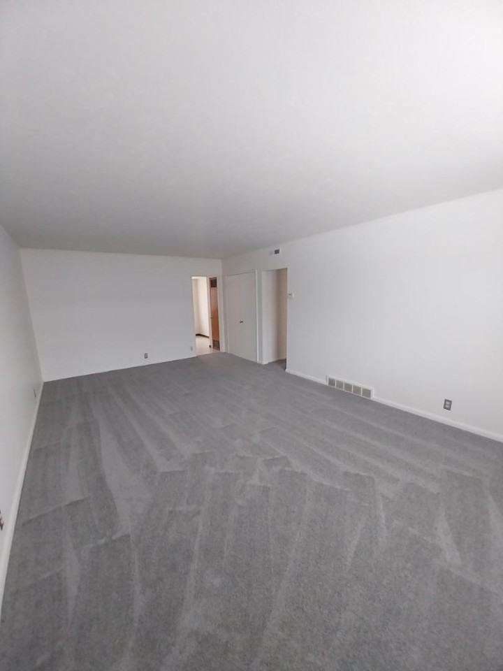 17902 Lake Shore Blvd - Photo 3 of 10