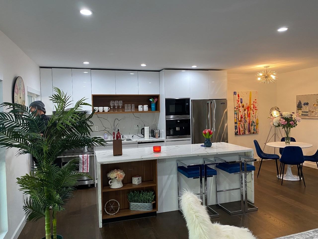 1267 N Laurel Ave - Photo 5 of 50