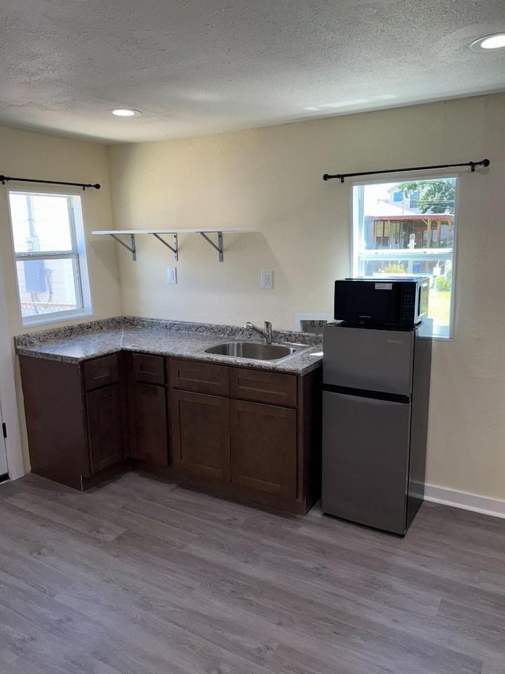 3944 Clermont Dr Unit B - Photo 4 of 20