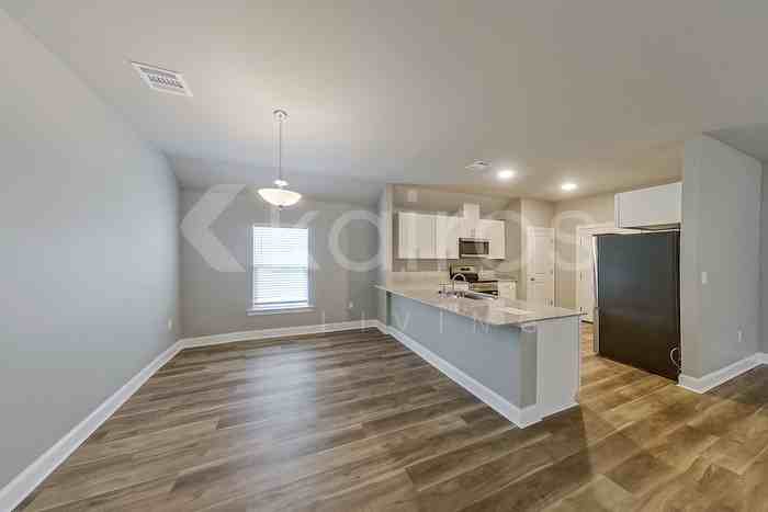 1534 Cannes Avenue - Photo 5 of 24