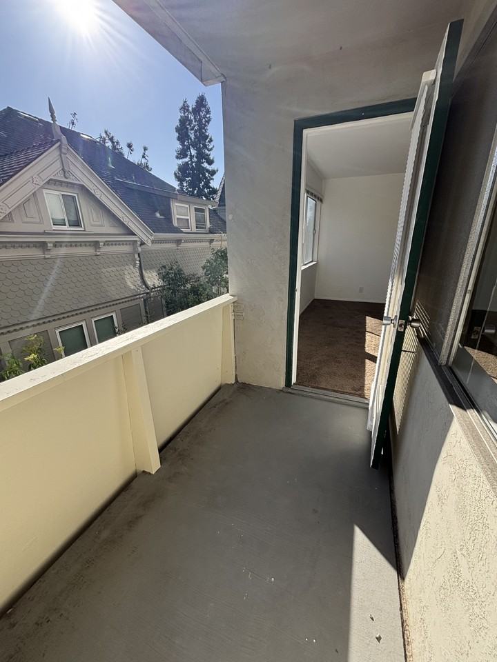 1330 Sacramento St #13 - Photo 5 of 35