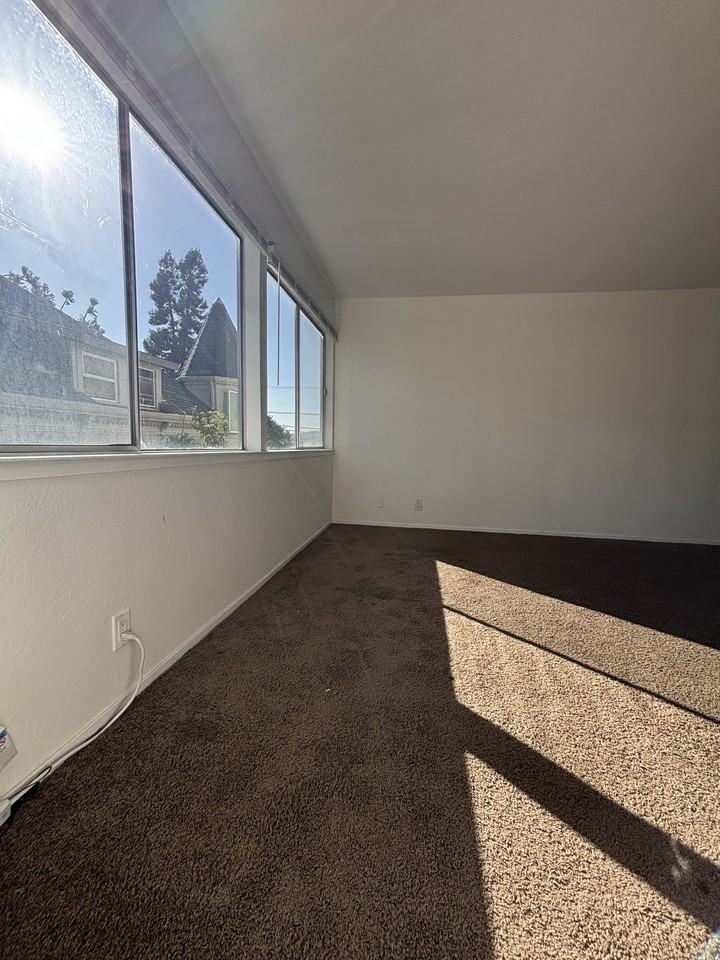 1330 Sacramento St #13 - Photo 6 of 35