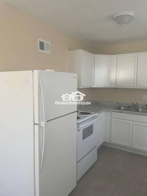 6003 E 151st St - Photo 4 of 13