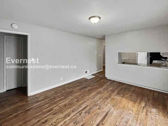 1824 Maplecrest Ln - Photo 5 of 21