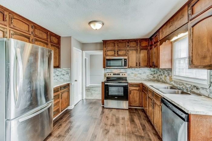 233 Portsouth Ln - Photo 7 of 12