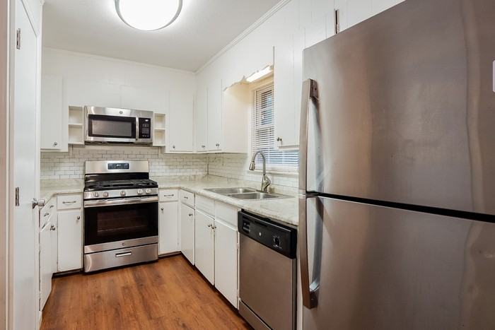 4220 Hillswood Ln - Photo 5 of 10