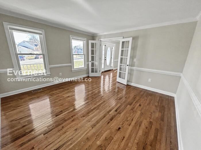 10401 Bristol Ct - Photo 5 of 40