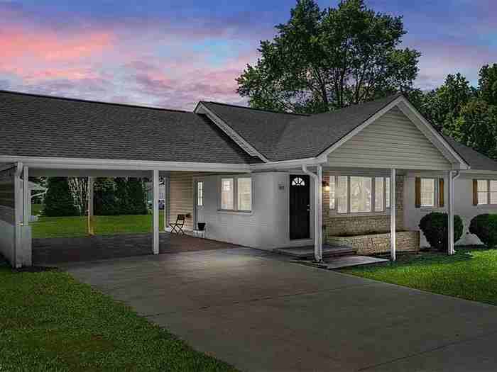 300 Willowbrook Dr - Photo 3 of 32