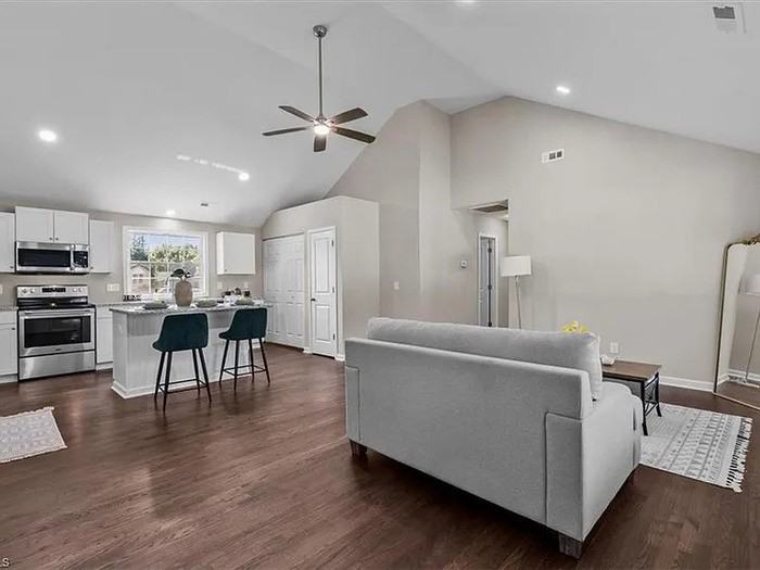 300 Willowbrook Dr - Photo 5 of 32