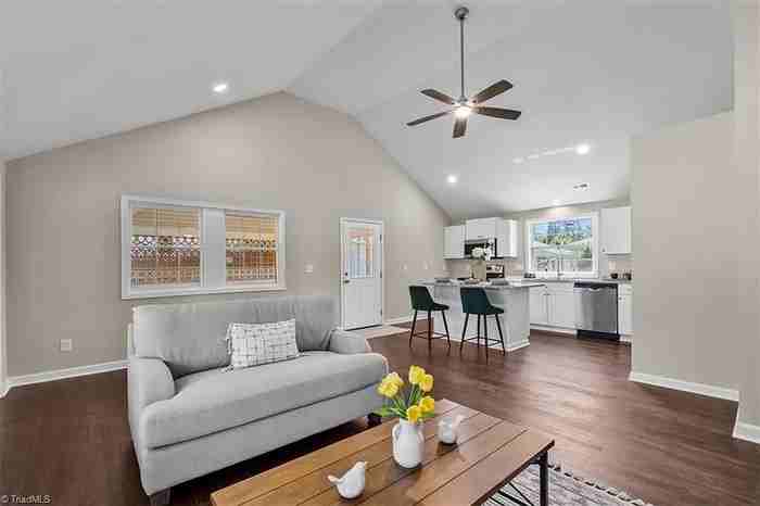 300 Willowbrook Dr - Photo 7 of 32