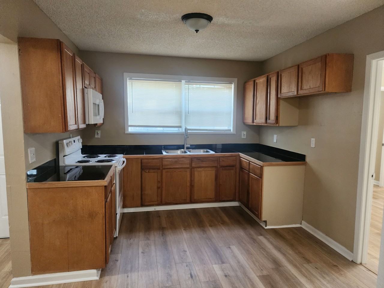 955 Mackinaw St #1 - Photo 4 of 9