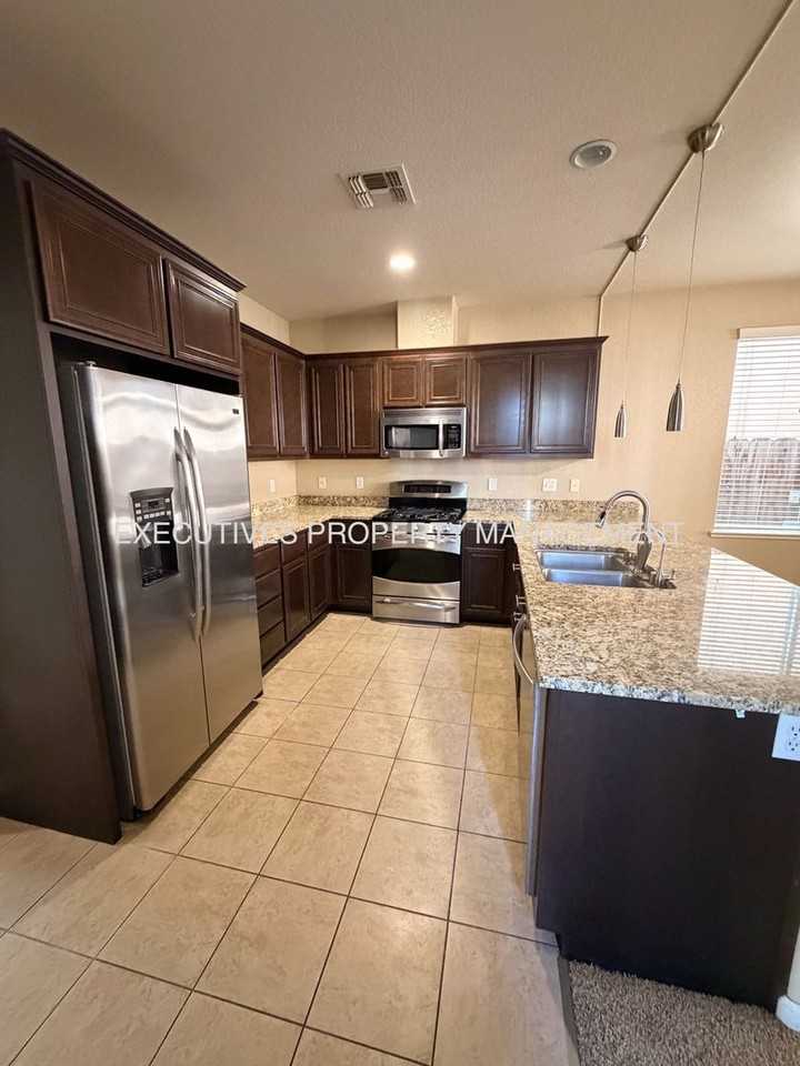 3895 Bethpage St - Photo 5 of 22